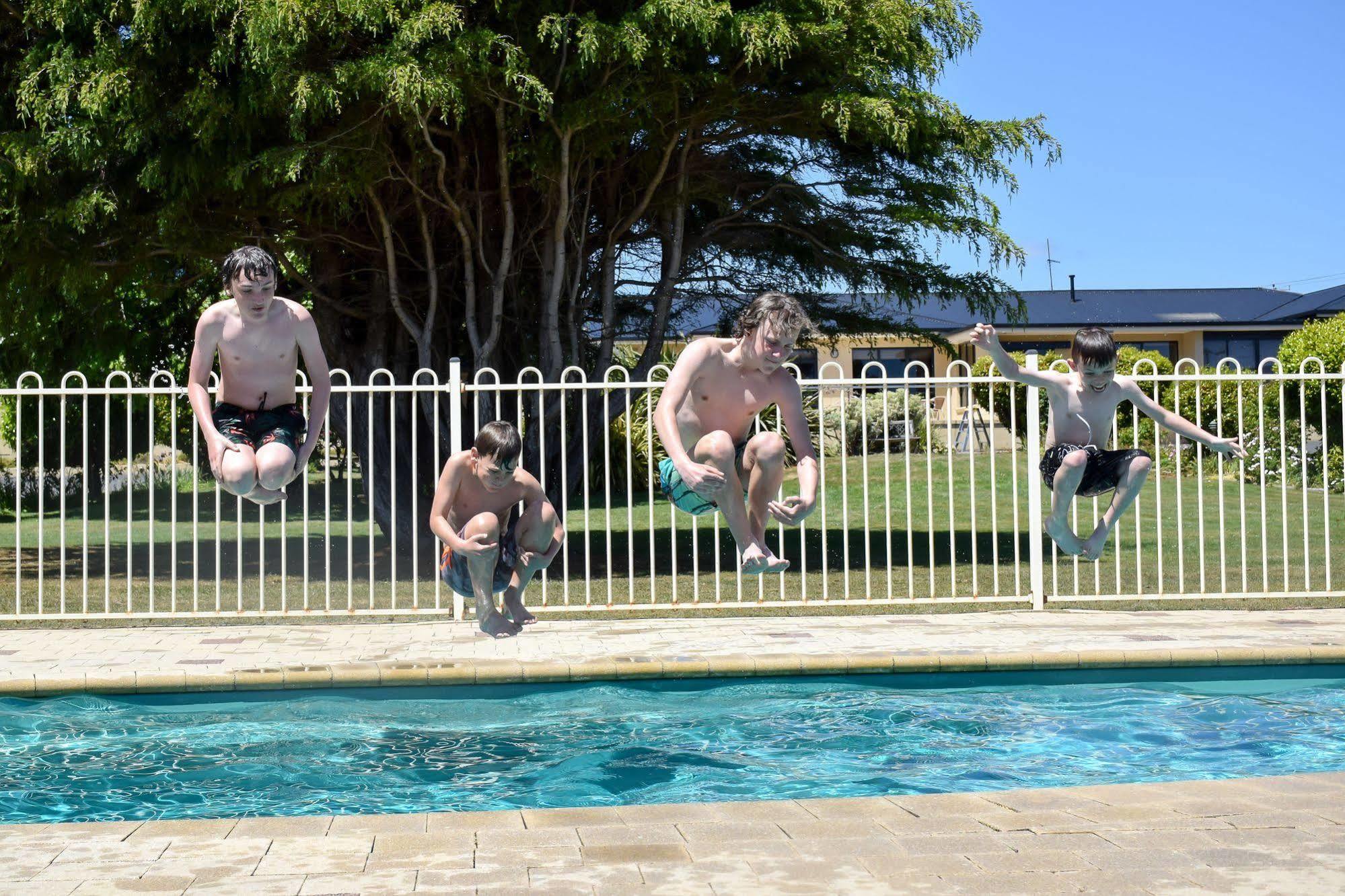 Beachway Motel Ulverstone Extérieur photo